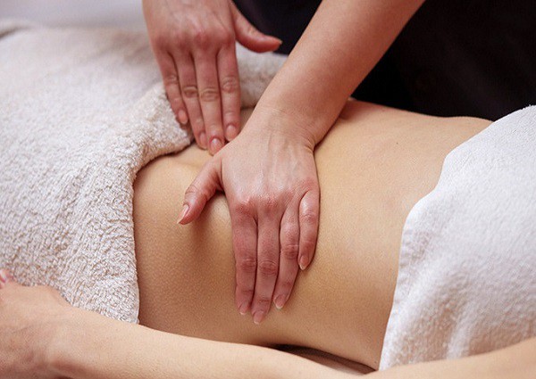 sử dụng liệu pháp massage là cách hiệu quả để hỗ trợ điều trị trào ngược dạ dày tại nhà bên cạnh việc sử dụng thuốc và chế độ ăn uống lạnh mạnh. 