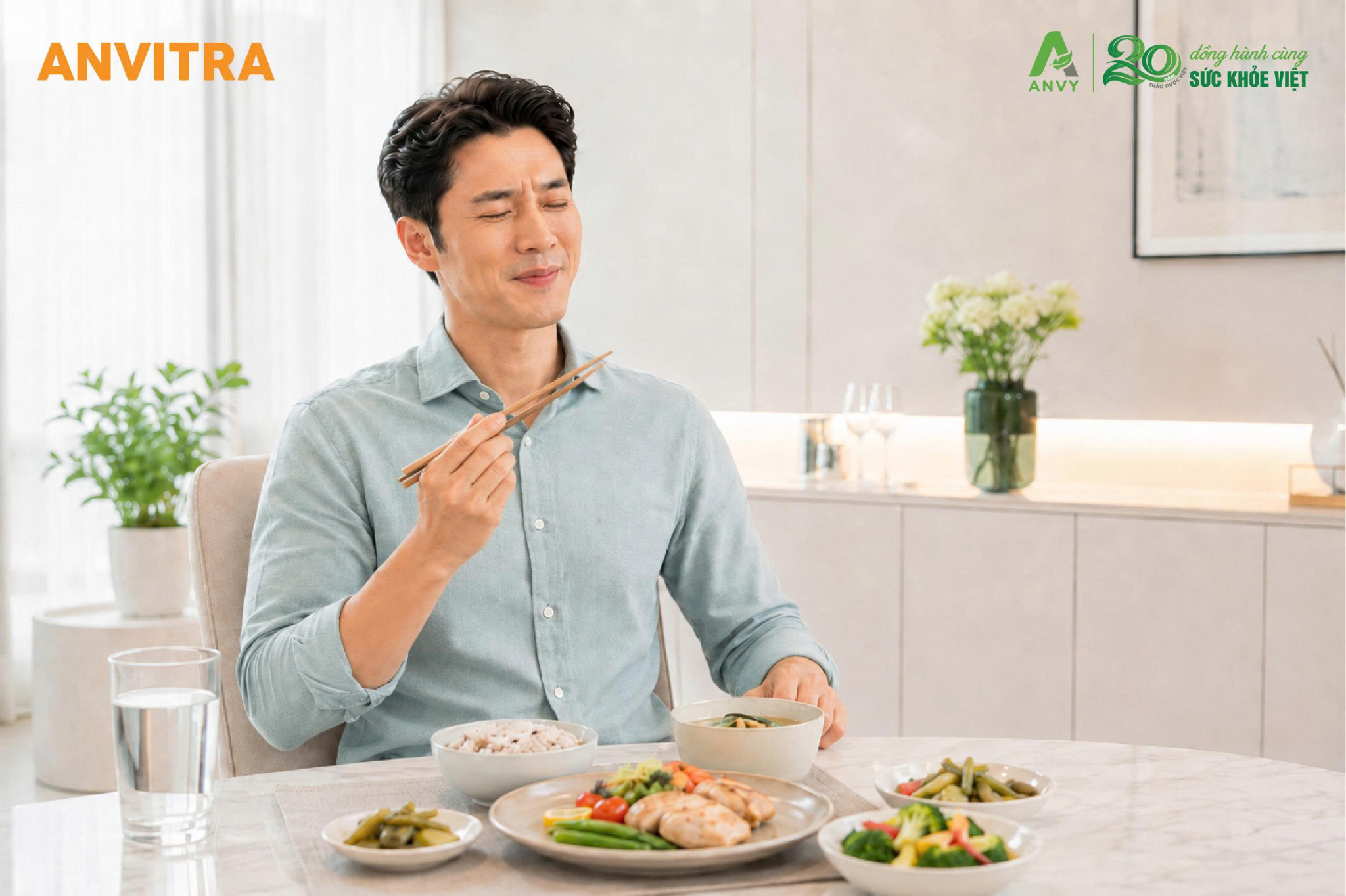 Ăn uống điều độ và không nằm ngay sau ăn giúp giảm tình trạng ợ lên thức ăn